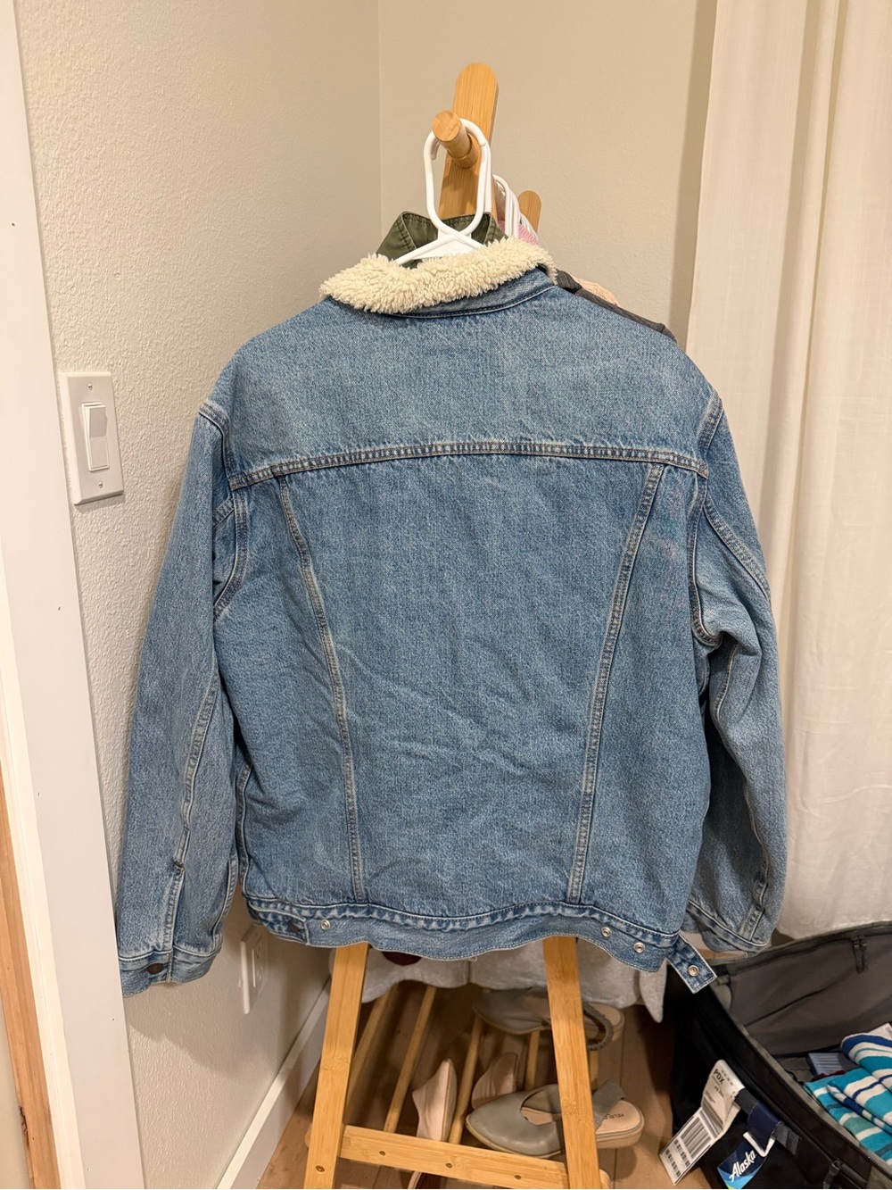 Levi's Blue Denim Sherpa Jacket with Cream Collar - Picture 5 of 5